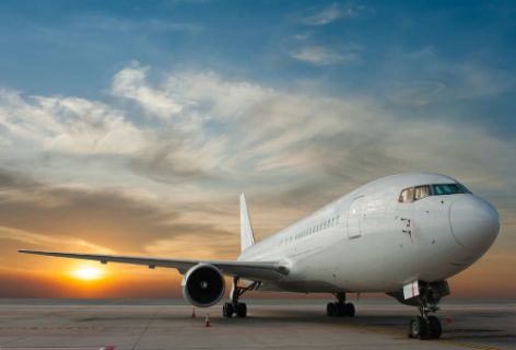 Flugzeug auf der Landebahn