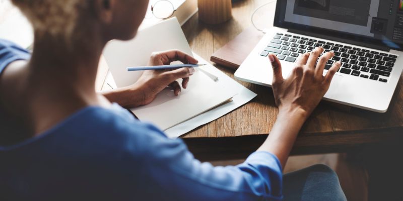 tecnología-mujer-trabajando-portátil